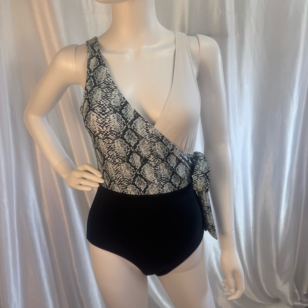 NWT Cupshe Women's Snakeskin Wrap Top One-Piece Swimsuit Black/White/Aqua